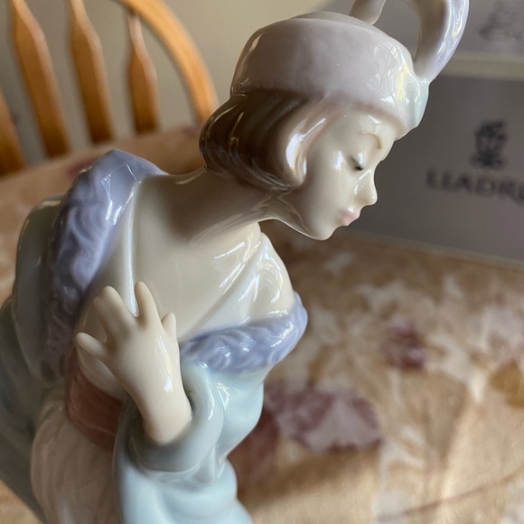 RETIRED 1998 ‘THE FLIRT LLADRO’ PORCELAIN FIGURINE- Item#01005789 - Picture 3 of 14